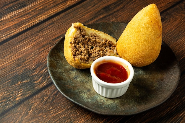 Foto due tradizionali coxinha brasiliane tipico spuntino fritto ripieno di carne e pollo