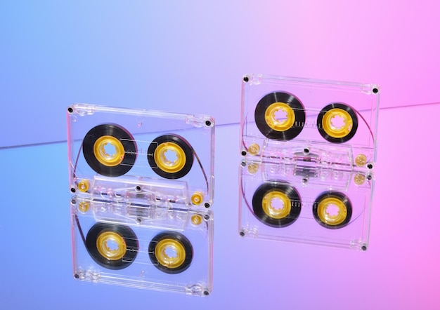 사진 두 개의 투명한 오디오 카세트 디스코와 파티의 아이디어