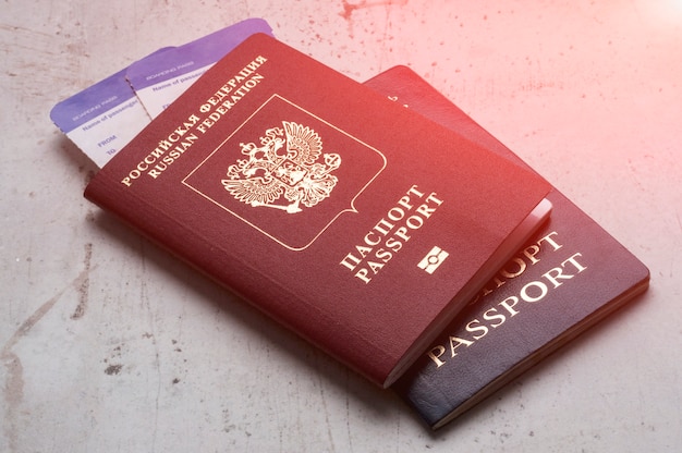 비행기로 탑승권을 가진 두 명의 여행자 여권 러시아와 벨로루시. 티
