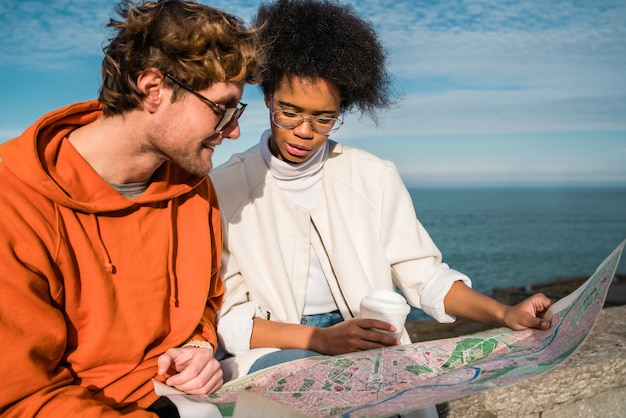 地図を持つ2人の旅行者。