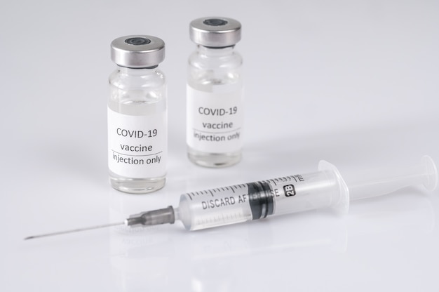 Две пробирки вакцины против коронавируса COVID-19