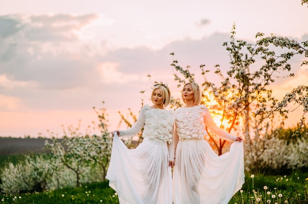 Фото Две сестры-близнецы в вишневом саду