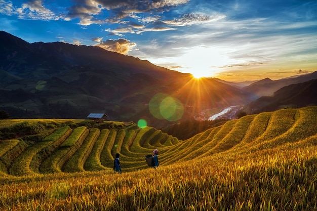 환상적인 풍경 속에서 두 개의 정의되지 않은 베트남 몽족이 걷고 있습니다.