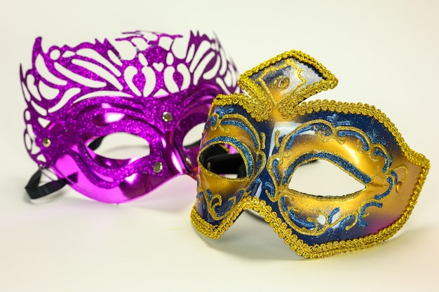 Due maschere veneziane su sfondo bianco per il ballo in maschera di carnevale.