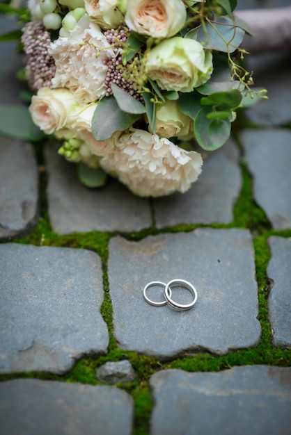 コントラストのある床の 2 つの結婚指輪