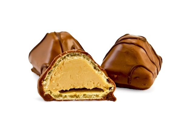 Foto due intere e una metà delle caramelle al cioccolato con un motivo isolato su uno sfondo bianco