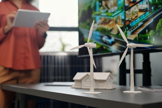 Photo two windmill models standing on desk