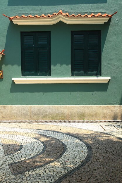 Photo two windows on the green wall of macao maritime museum china