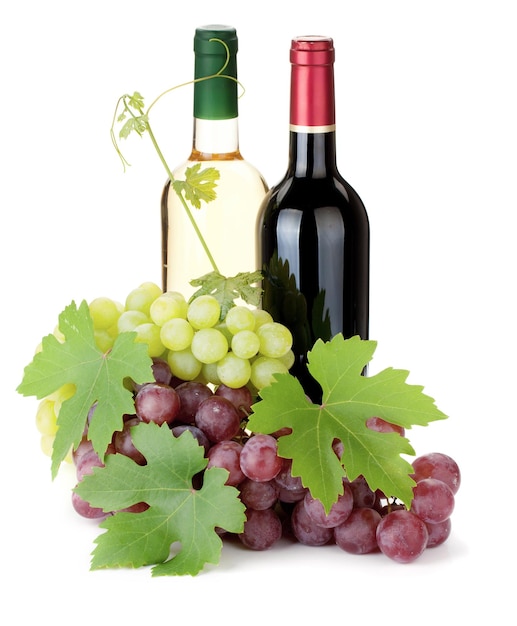 Две бутылки вина и виноград