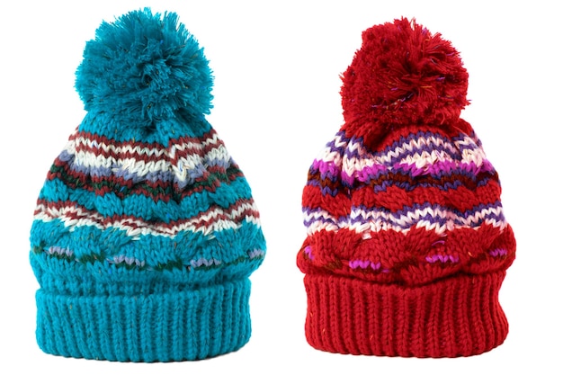 Foto due cappelli da sci in maglia invernale isolati bianco