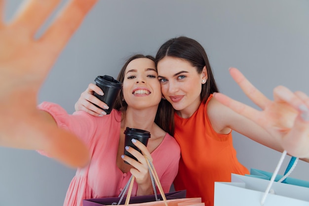 買い物後の2人の女性