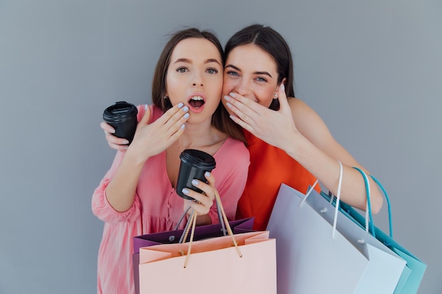 買い物後の2人の女性