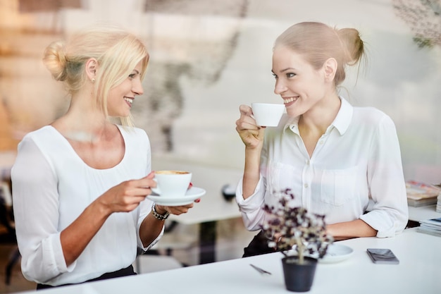 カフェでコーヒーを飲んでいる2人の女性