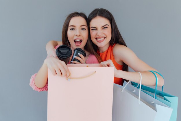 Foto due donne che guardano dentro la scatola di cartone