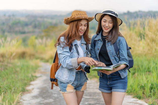 여행하는 동안 위치지도에서 방향을 검색하는 두 여자