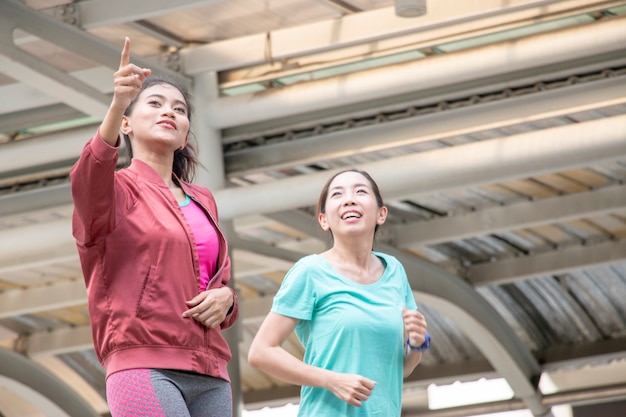 Photo two women are jogging in the city