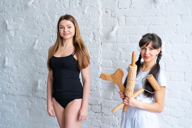 Photo two women are standing in front of a white wall