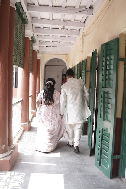 Photo two women are walking through a building with a green railing