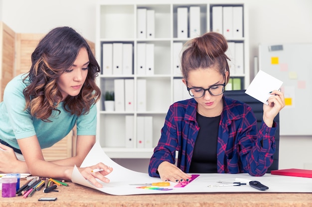 Two women drawing a scheme