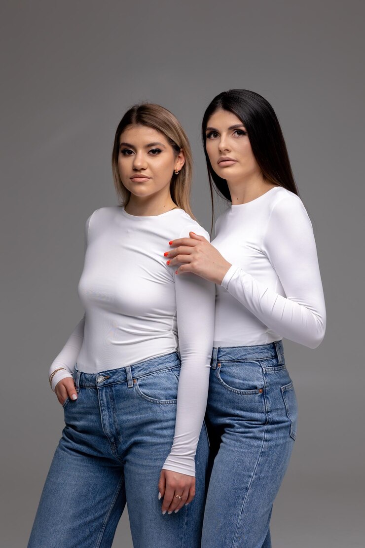 Photo two women in jeans are standing next to each other