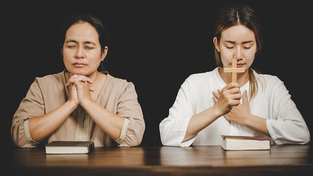 写真 崇拝を祈る2人の女性は信じています