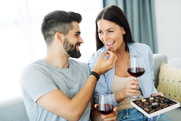 Foto due donne sedute a tavolo in un caffè