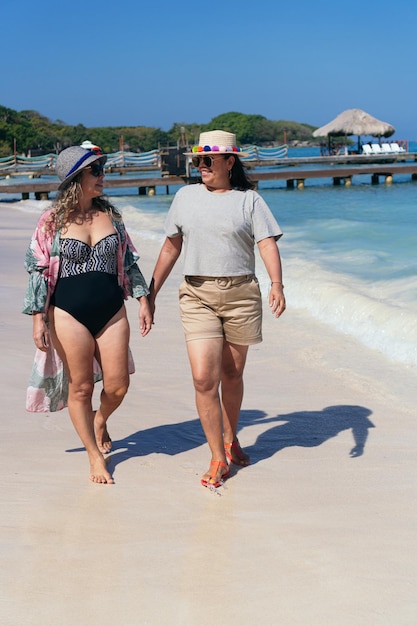 ビーチを歩く2人の女性