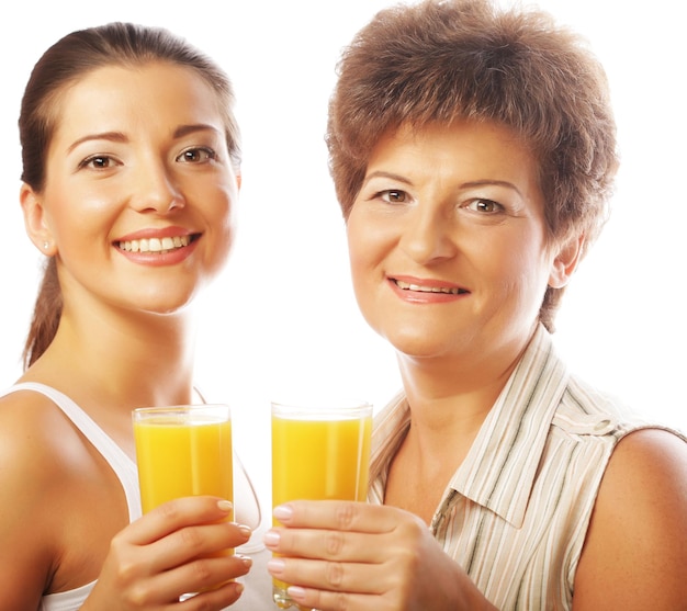 オレンジジュースの母と娘を持つ2人の女性