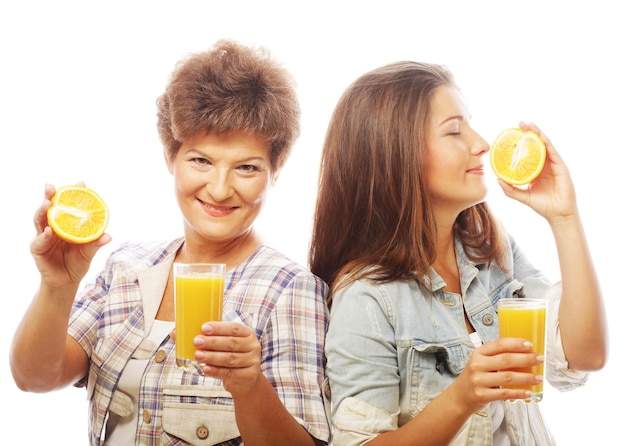 オレンジジュースを持つ2人の女性