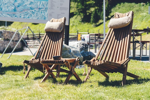 Photo two wooden chairs with mountain view at mountain resort in swizzera vacation and trip concept