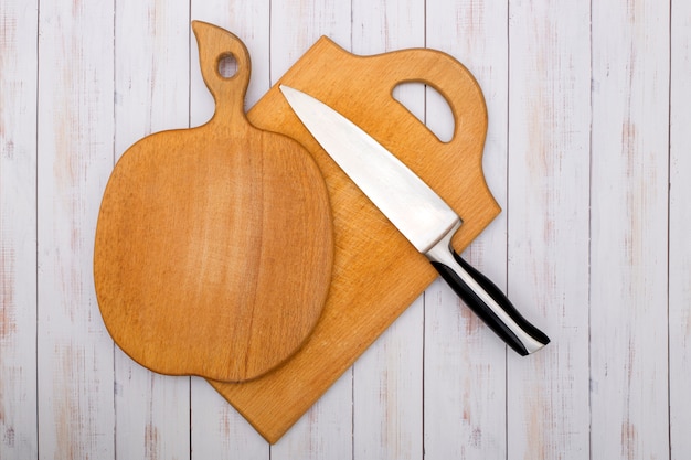 Due taglieri da cucina in legno con un coltello