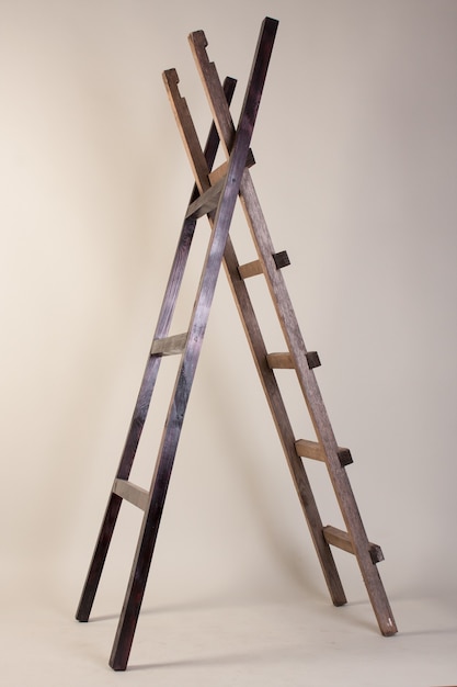 Photo two wooden ladders on gray