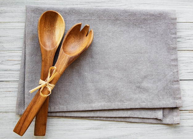 Due cucchiai da insalata in legno su tela di lino