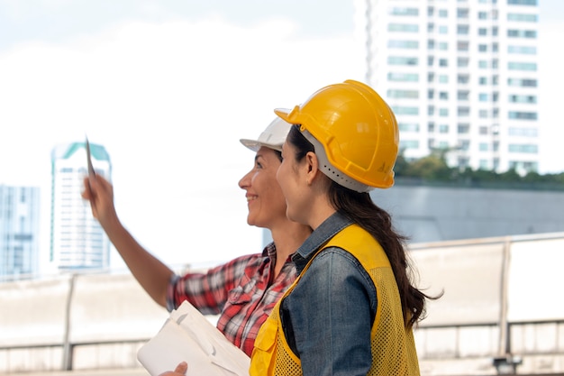 Foto due donne lavoratrici stanno lavorando insieme al cantiere