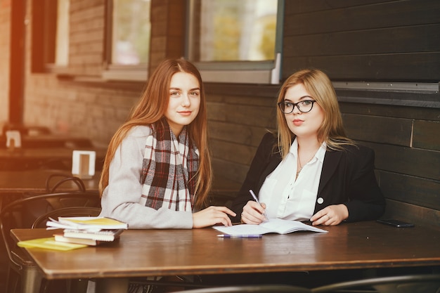 Due giovani e belle donne d'affari di lavoro