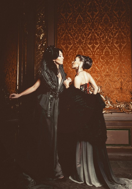 写真 豪華な宮殿でポーズをとる2人の若い美しい女性
