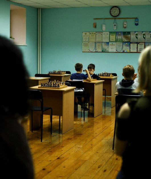 Photo two young boys playing chess