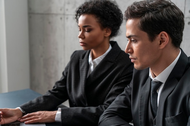 Photo two young business people in loft office