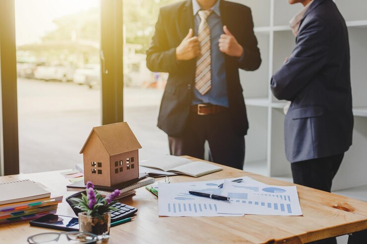 Photo two young businessman who is standing discussing about the real estate business