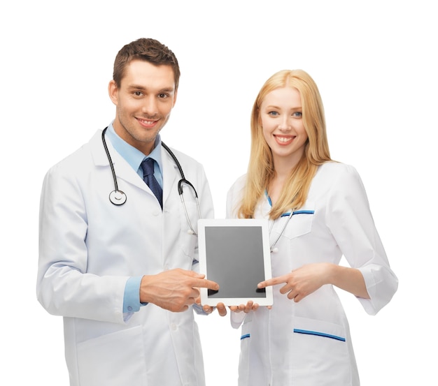 태블릿 pc를 가리키는 두 젊은 의사