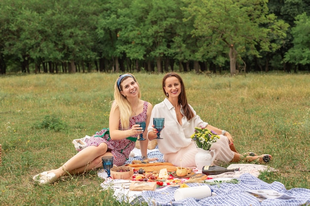 Foto due giovani amici si godono un picnic all'aperto