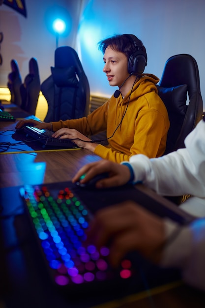 Двое молодых игроков играют в игровом клубе