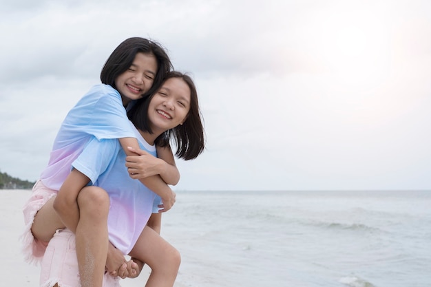 아름 다운 해변에서 재미 두 어린 소녀입니다.