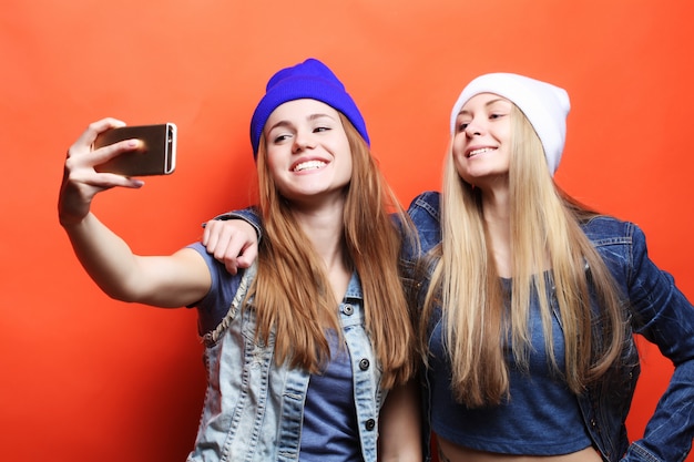 Photo two young hipster girls friends  taking selfie