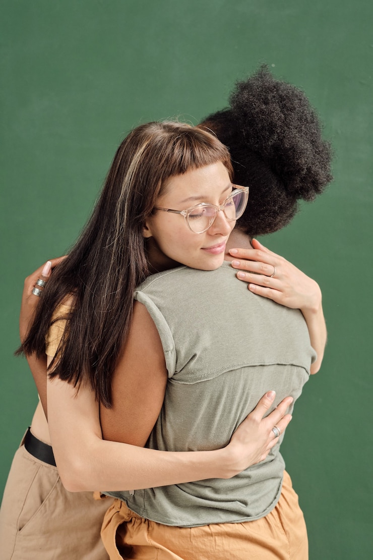 Photo 抱き合う2人の若い異文化女性