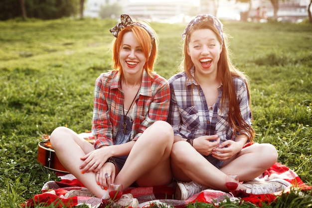 Photo two young laughing hipster women laughing