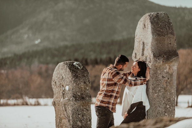 お互いを見て、石に寄りかかって恋をしているふたりは恋人情熱的な愛選択的な焦点