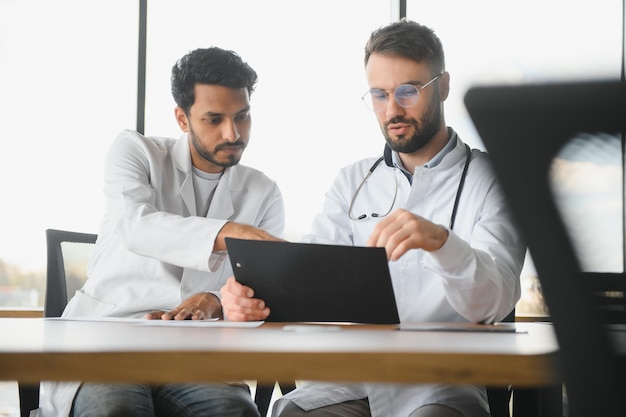 Photo two young male doctors in the clinic