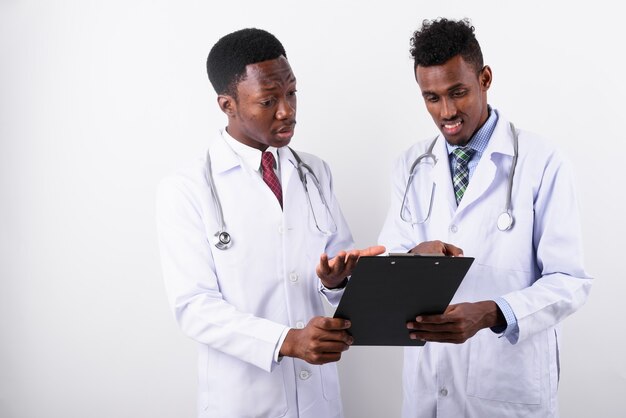 Два молодых человека-врача на белом фоне