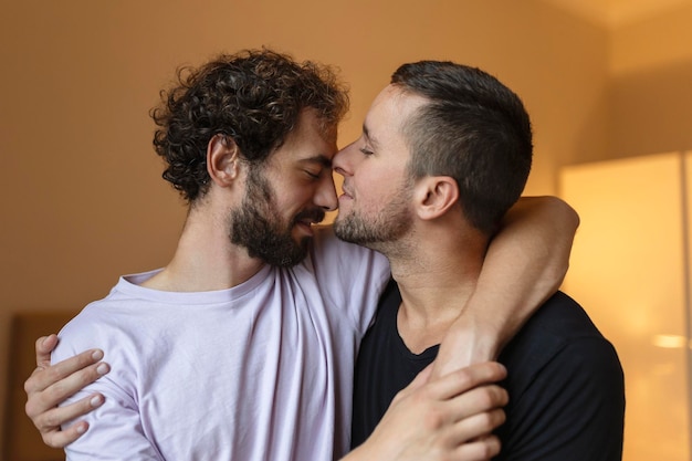 Фото Два молодых человека lgbtq гей-пара встречаются в любви, обнимаются, наслаждаясь интимным нежным чувственным моментом, вместе целуются с закрытыми глазами